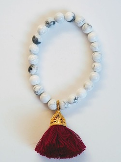 Gold Lulu Tassel Bracelet Hvit og shiraz - Isle&Tribe