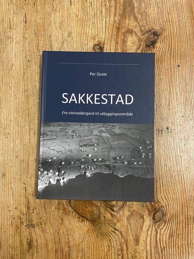 SAKKESTAD : FRA STEINALDERGARD TIL UTBYG Uspesifisert - Lokale bøker