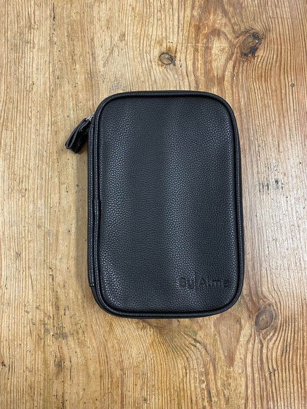 STRIKKEPINNEVESKE STOR  BY ALMA