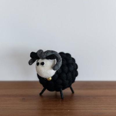 Ullfilt Bukk Bukken Nattsvart H9cm Sort  - UND Signature 