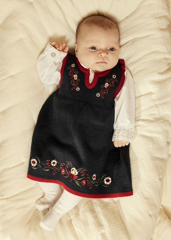 Strikket festdrakt med body