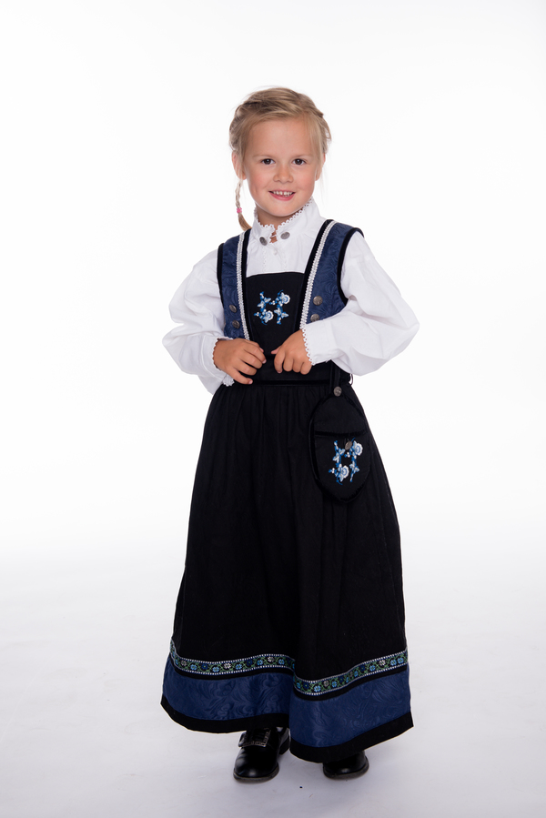 Blå festdrakt med veske og brosje