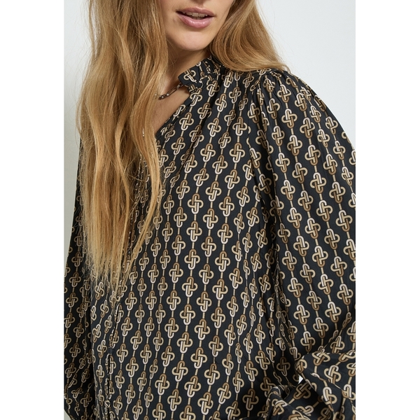 Marceline V-Neck Shirt frå Minus