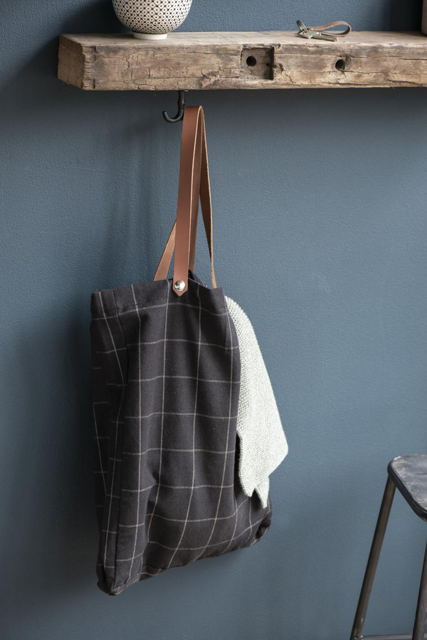 Knagg til å henge under hylle