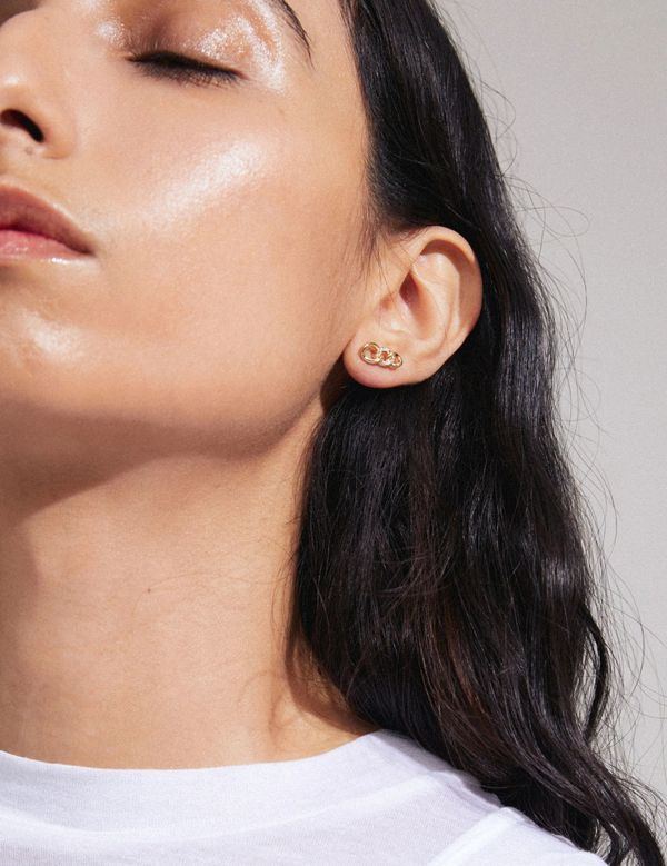 Wrenly resirkulerte øredobber gullbelagt