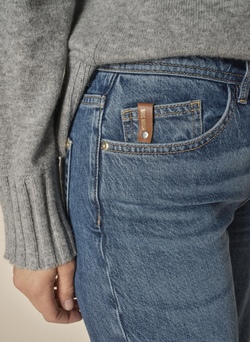Dara Lititi jeans