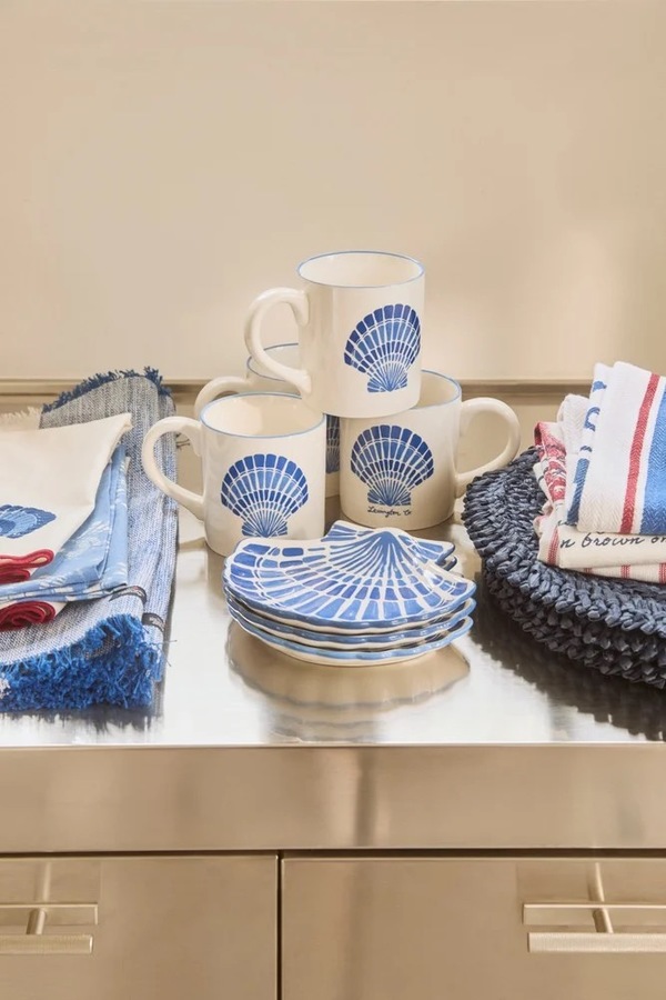 Skjellkrus i steintøy, hvit/blå