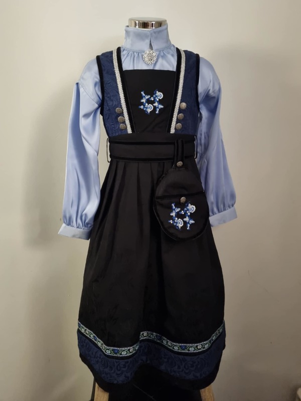 Kristin festdrakt med silkeskjorte, veske, brosje