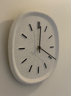 Håndlaget Veggklokke - GRÅ GRANITT