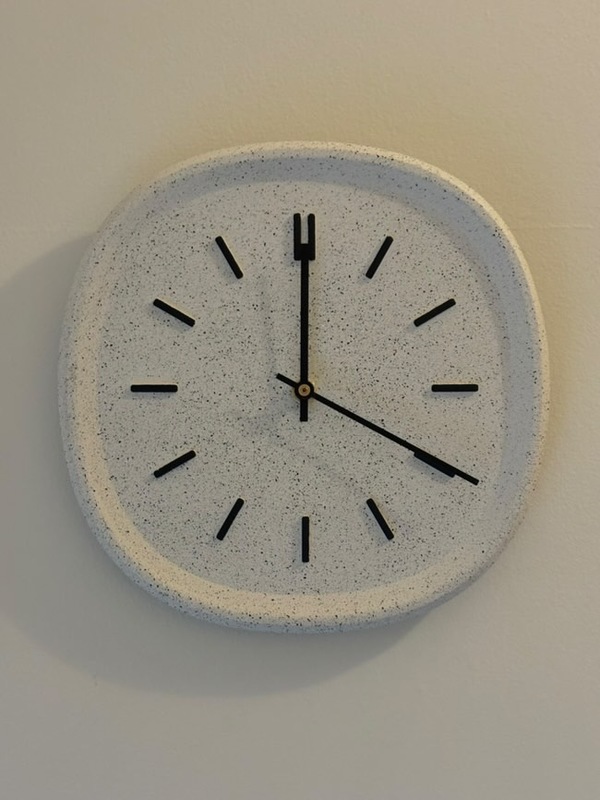 Håndlaget Veggklokke - GRÅ GRANITT