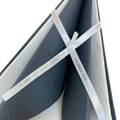 Pyntebånd med tekst 10m Hurra for kjærligheten hvit med gulltekst - Happystar