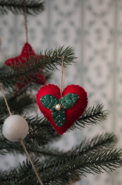 Ullfilt Hjerte Rød m/Grønne Blad ikke relevant - UND Seasonal 