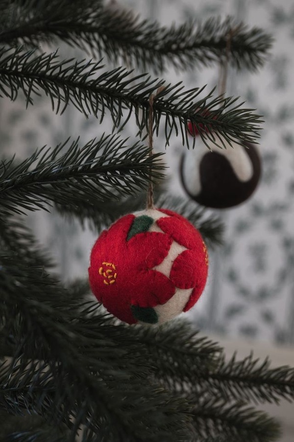 Ullball m/Røde Blomster