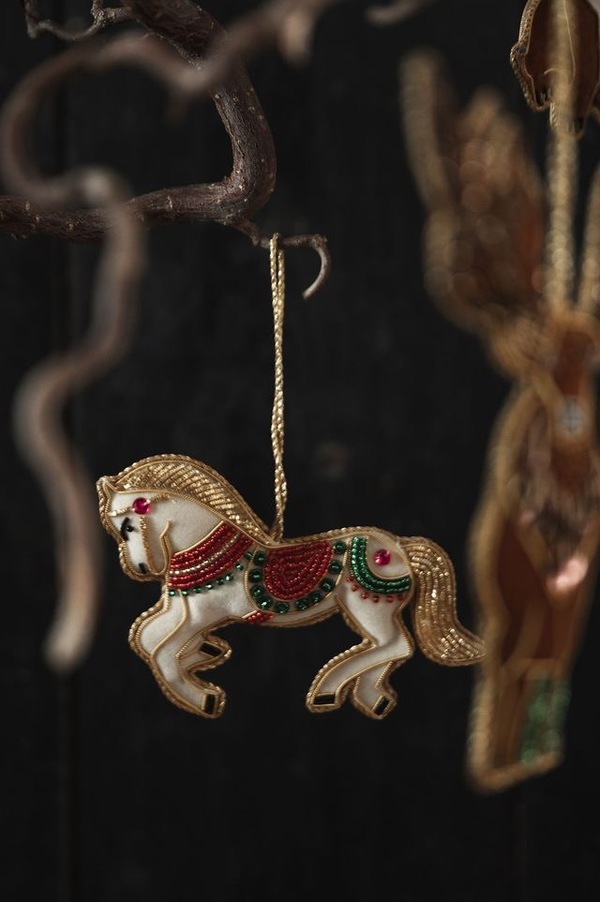 Håndlaget ornament, hest i sprang