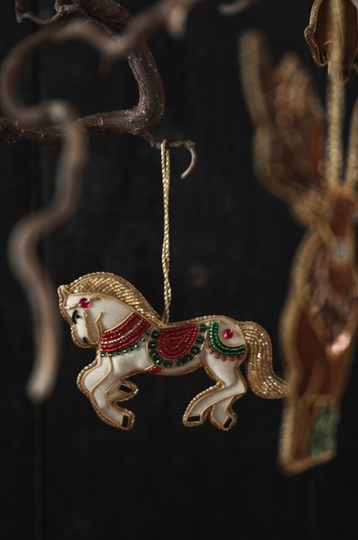 Håndlaget ornament, hest i sprang ikke relevant - UND Seasonal 