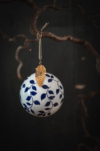 Glasskule Hvit m/Blå Ranke ikke relevant - UND Seasonal 