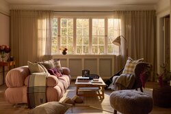 Stein/burgunder rutet pledd i resirkulert ull