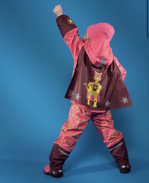 Kattnakken Regnsett Plask Superhelt Superrosa kjem iløpet av febuar