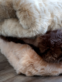 Pledd i imitert skinn. Chokolade Chokolade - Hyttestil