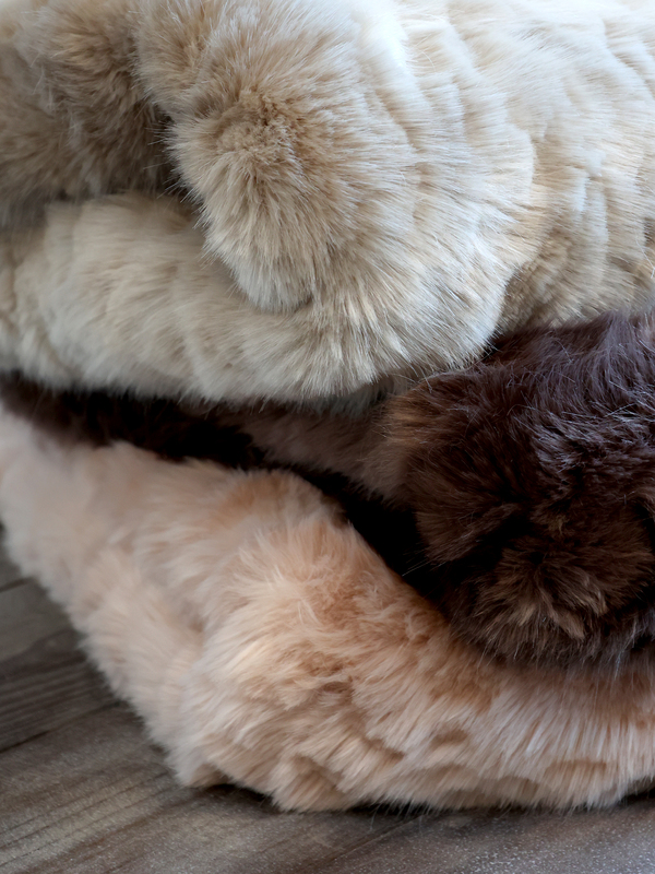 Pledd i imitert skinn. Chokolade