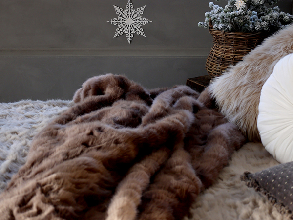 Pledd i imitert skinn. Chokolade