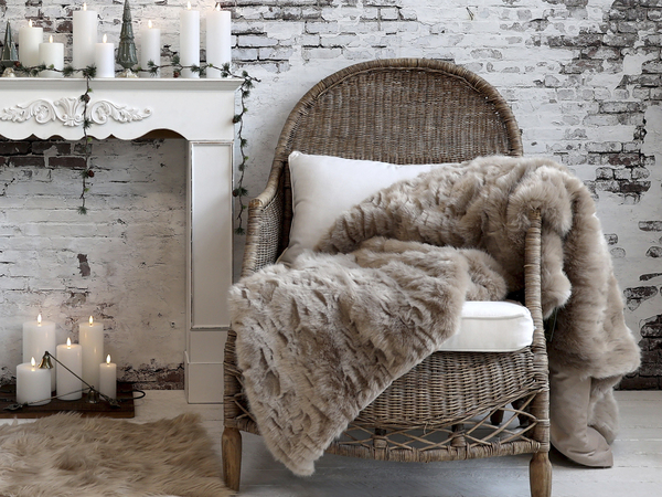 Pledd i imitert skinn. Chokolade