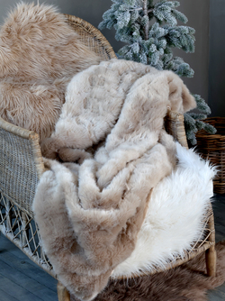 Pledd i imitert skinn. Chokolade Antique latte - Hyttestil