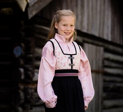 Oline Flower Festdrakt Silkebluse Veske Hvit med rosa silke - Salto