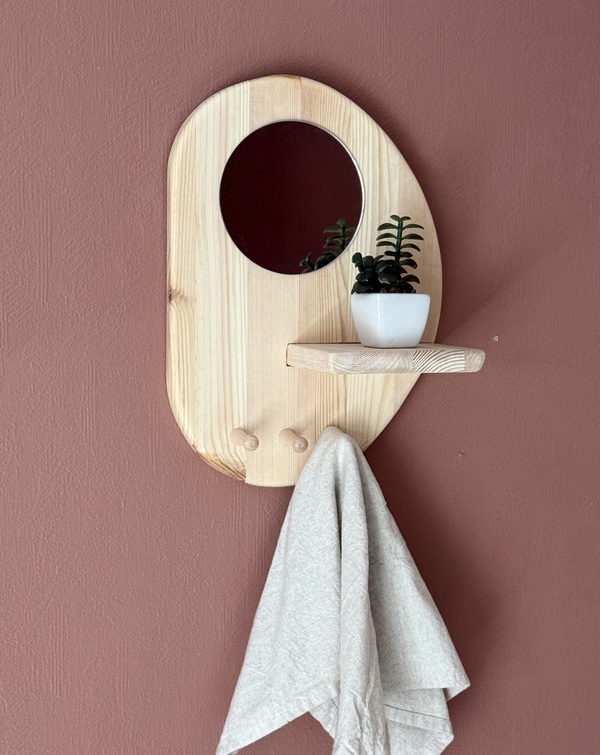 Vegghengt hylle med speil