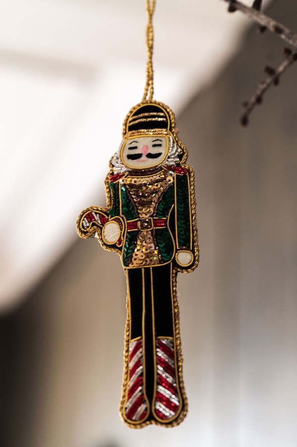 UND Håndlaget Ornament 