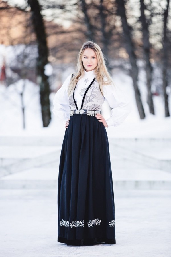 Grå Pascal Festdrakt med bunadsveske