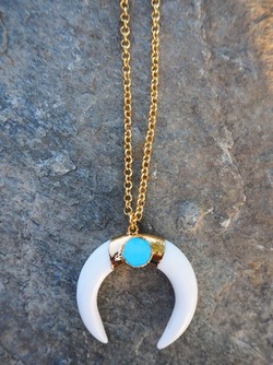 Gold Moon Pendant Necklace Turquoise turkis og gull - Isle&Tribe